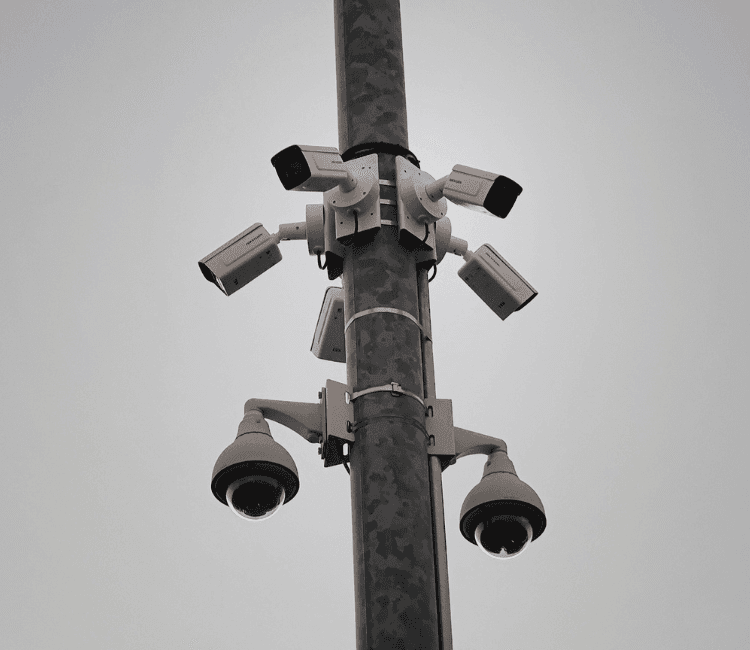 Sicherheitskameras an einem Mast